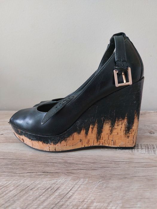 Туфли на танкетке.