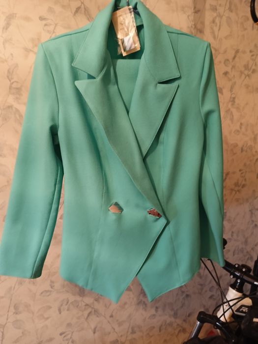 Продам женские костюмы