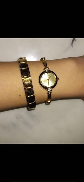 Елегантен дамски часовник Accurist – златист, с камъни, като нов