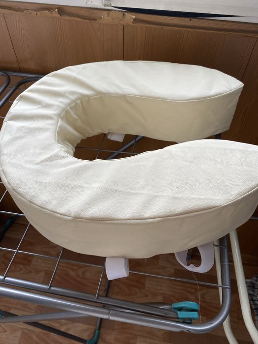 Ходунок, трость и ободок для унитаза