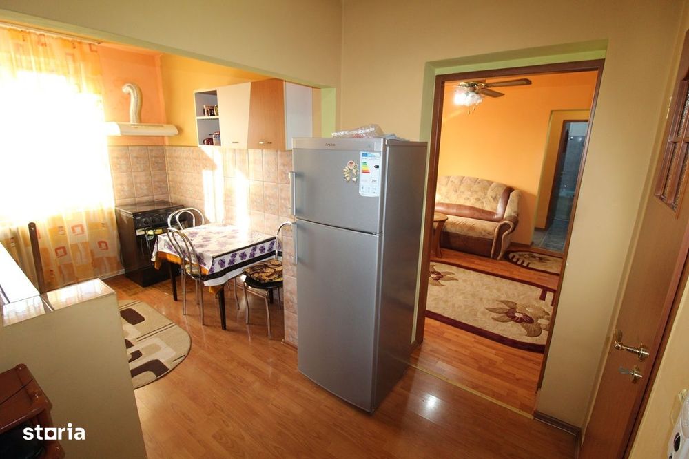 Vând apartament 2 camere în Hunedoara, zona Micro4, 45mp...