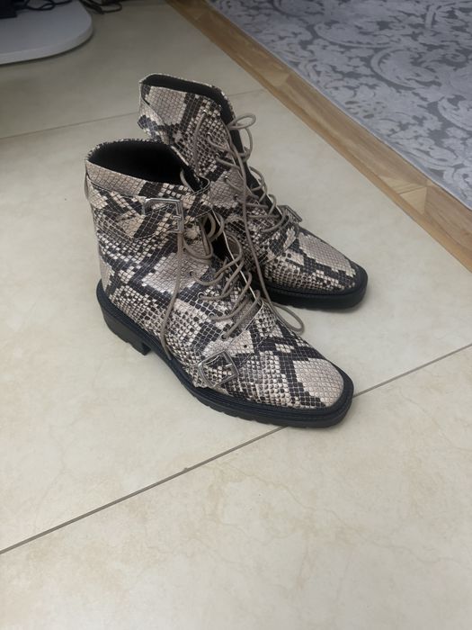 Продам женские ботинки