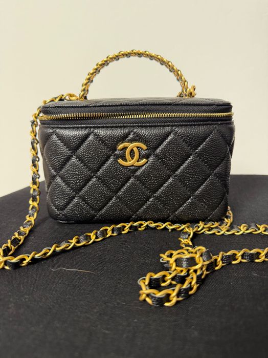 Geantă piele naturală  Chanel, model Vanity, neagră, stare excelentă