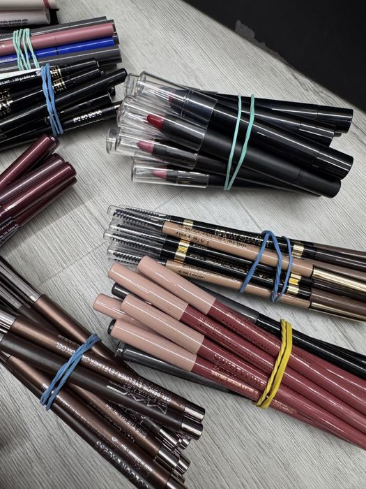 Rujuri/ creioane ochi/ buze