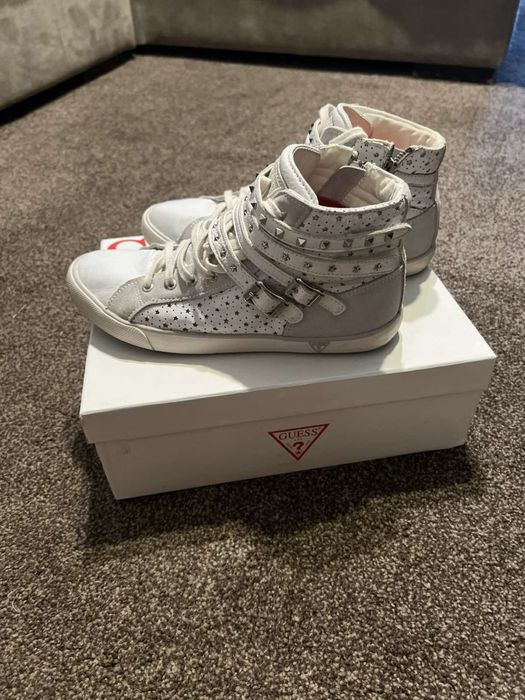 Бели кецове Guess