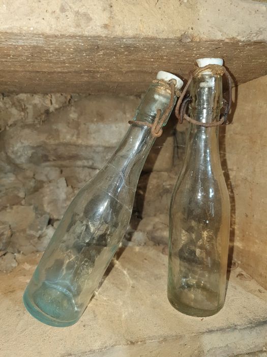 Две стари шишета