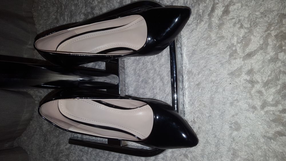 Pantofi marimea 37-38 diferite modele - 100 ron 3 perechi