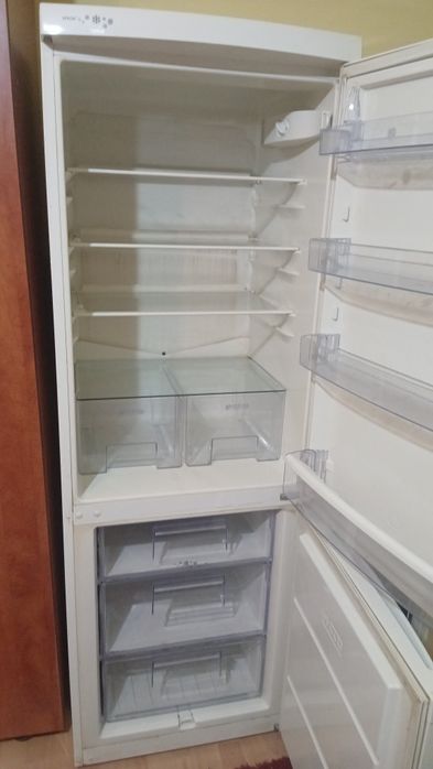Vând urgent frigider zanussi