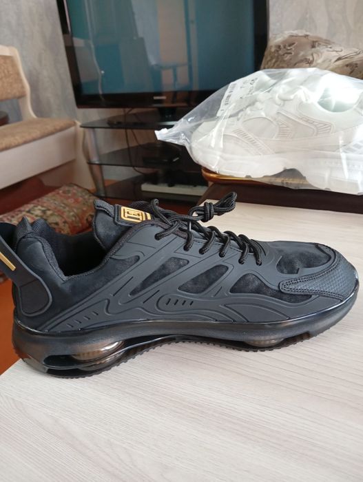 Продам кроссовки мужские