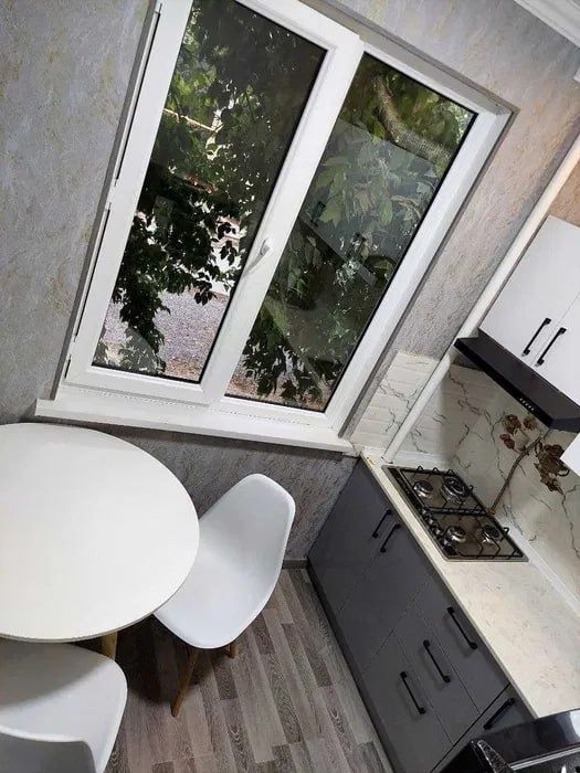 Чиланзар 3, 1комн/2/4, 28м² Евро ремонт. Кирпич Ор-р: Торговой Центр