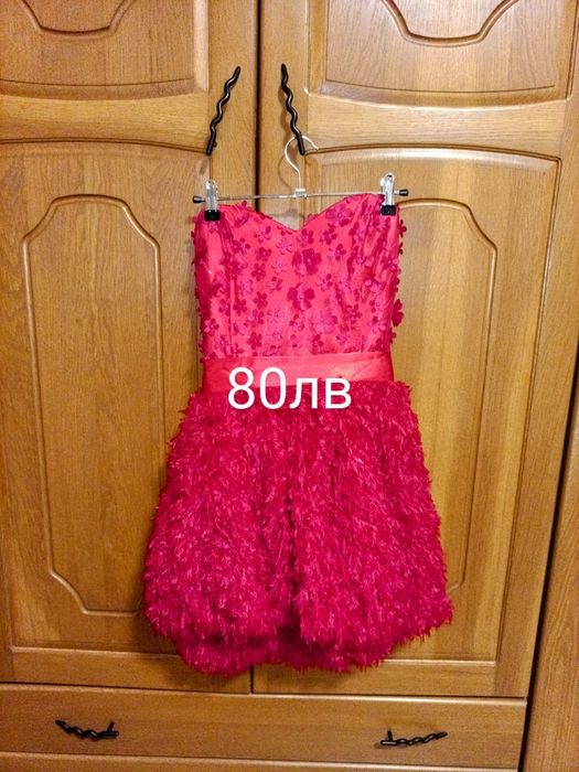 Рокля с естествени пера от колекцията на Мегз и бюстие с цветчета и ка