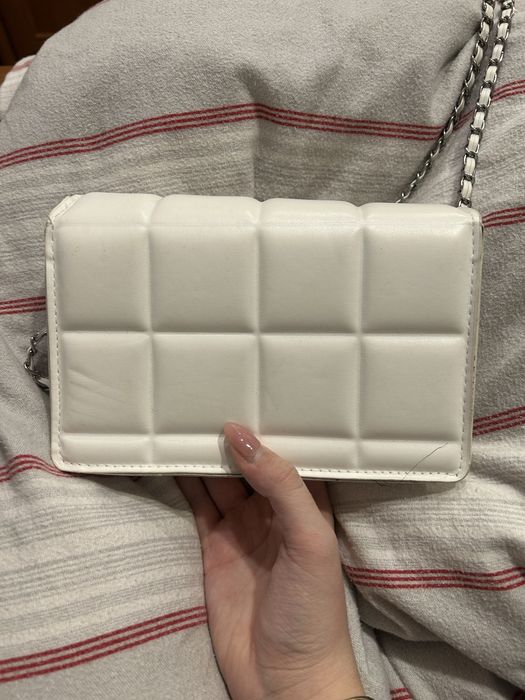 Бяла чанта през рамо