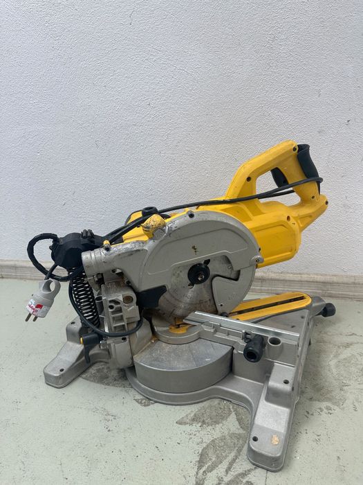 DeWalt DW 777 Fierastrau circular stationar profesional cu glisare