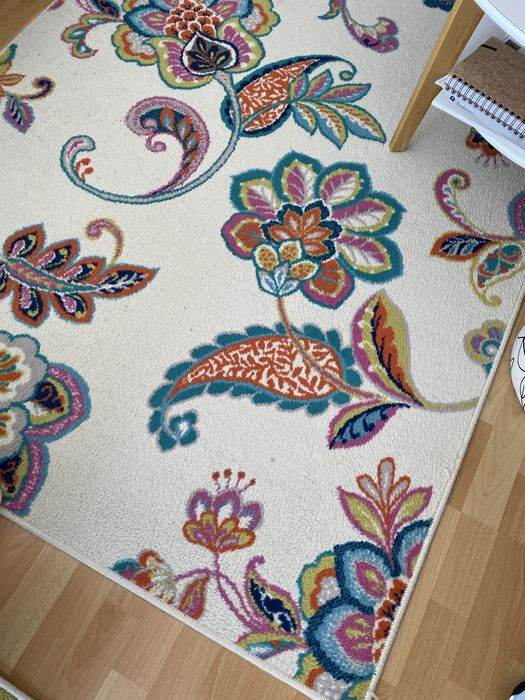 Covor camera zi bej cu verde