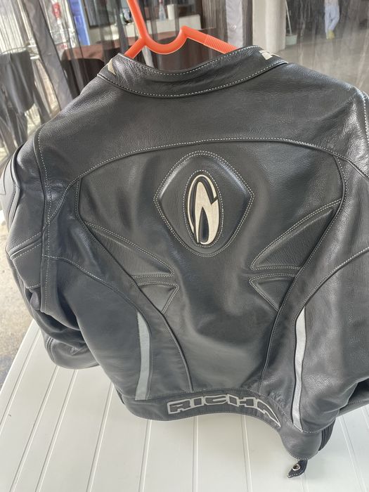 Se vinde costum piele motociclist marimea 52