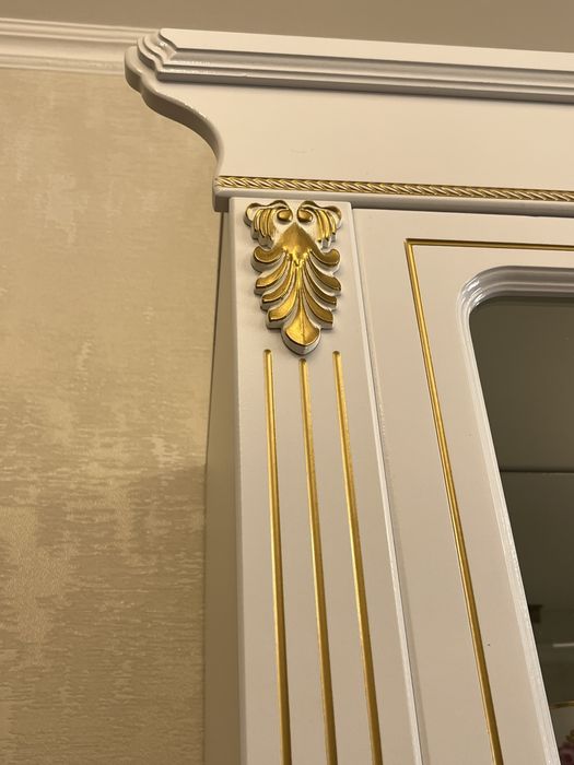 Шкаф витрина белый