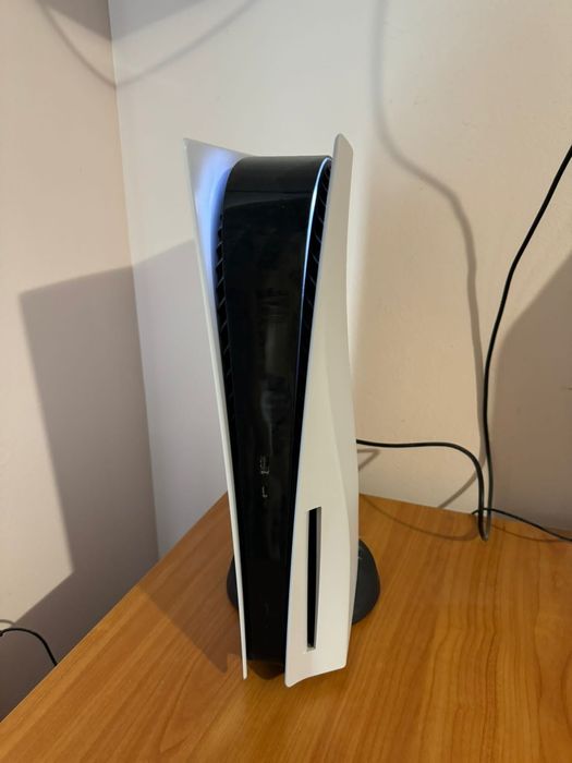 PS5 plus 5  jocuri incluse și 2 controllere