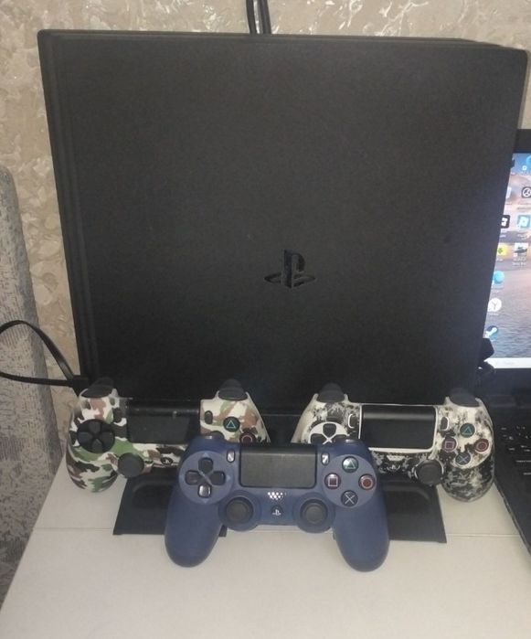 Продам пс4 про , ps4 pro 1тб 2 джостика