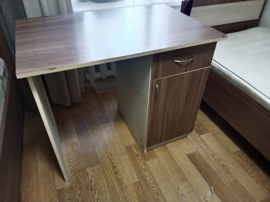 Продам две кровати и стол