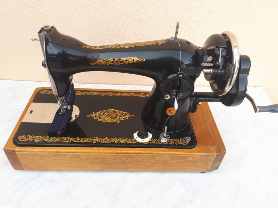 Швейная машинка Подольск оригинал почти новый шьет отлично