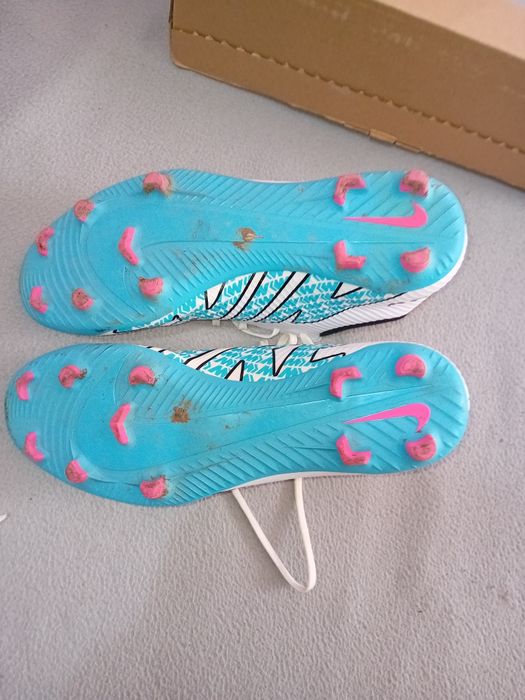 Футболни бутони.