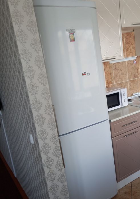 Отличный холодильник Ariston