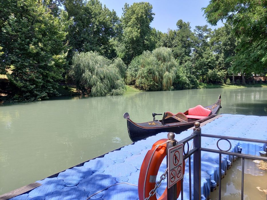 Гондола лодка Кайикларда сайир килиш