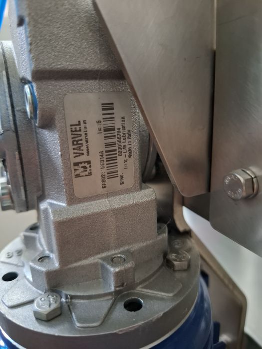 Машина за запечатване на кофички с алуминиево фолио