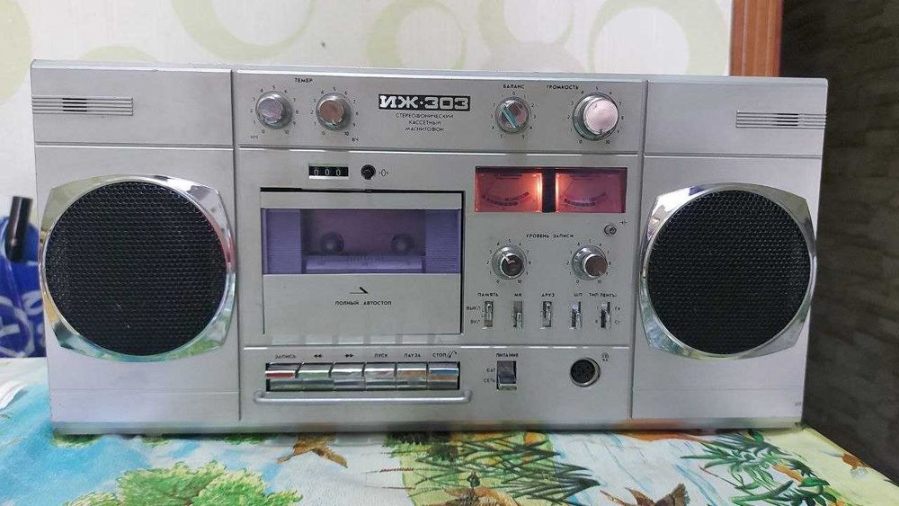 Продаётся магнитофон советский модель.Иж 303.