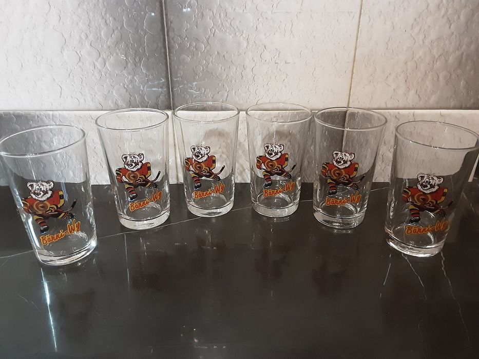 Различни нови чаши от порцелан и стъкло