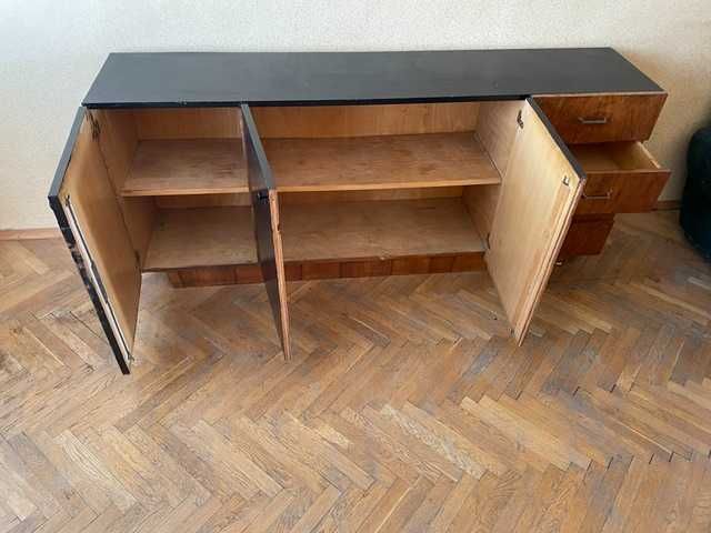 Комплект мебели (секция, масичка за кафе, шкафче) от орехово дърво