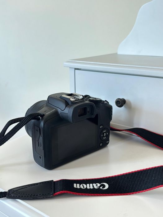 Canon EOS R100 + obiectiv RF-S 18-45mm | Mirrorless 4K | Ideal începători & vlogging