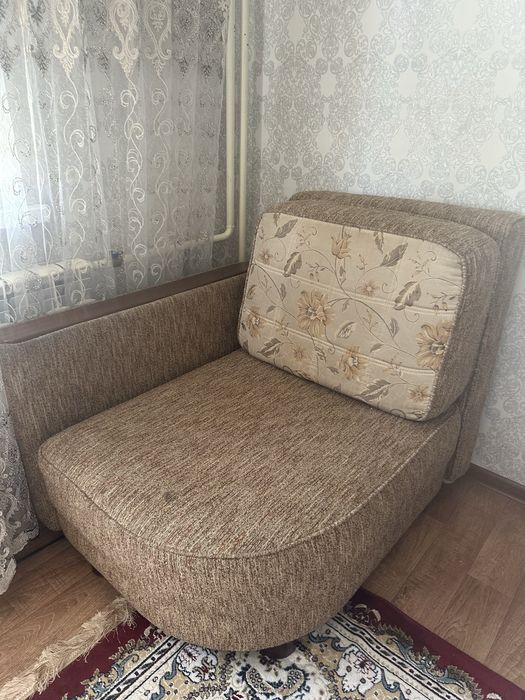 Раскладной диван. Беларусь. Дубовые ножки