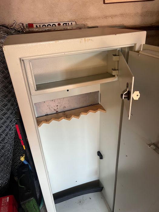 Масивна каса за ловни оръжие