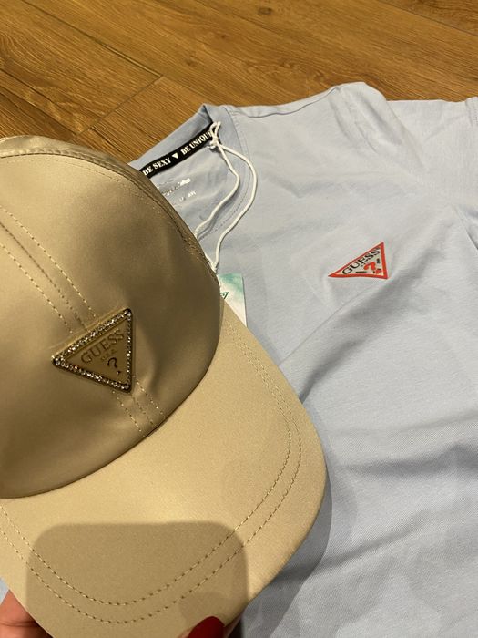 Синя тениска и шапка guess