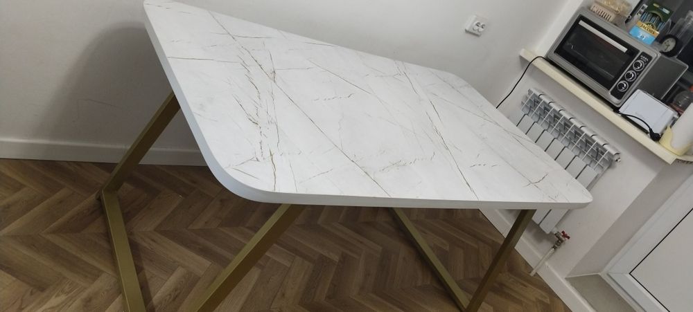 Продам кухонный добротный стол