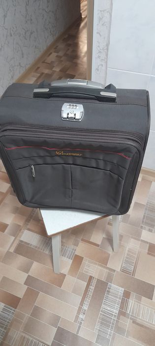 Чемодан дорожный