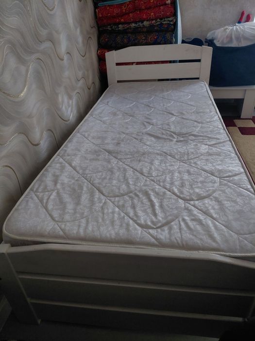 Кровать белая в хорошем состоянии