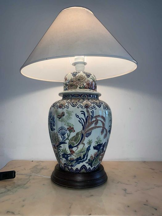 Veioza portelan pe soclu de lemn