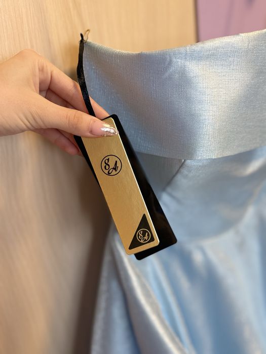 Продавам синя елегантна бална рокля