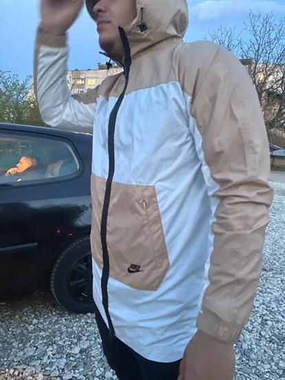 Продавам ветровка чисто нова