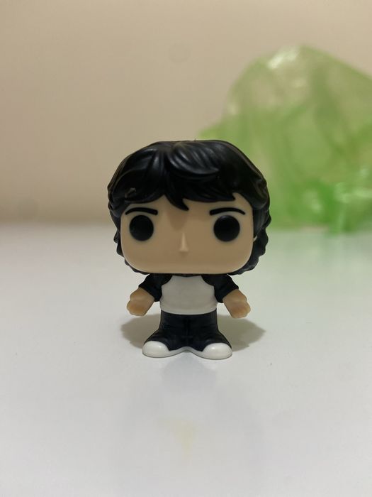 Фигурки из киндера джой очень странные дела