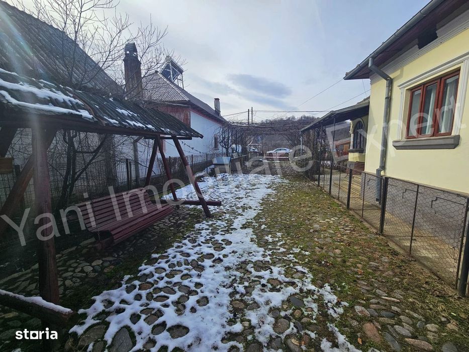 Casă de vânzare în comuna Corbeni, județ Argeș.