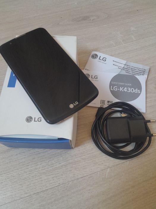 Телефон LG K10, LTE, черного цвета, с золотистой крышкой корпуса.