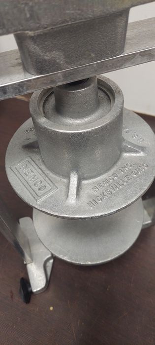 Преса за консерви