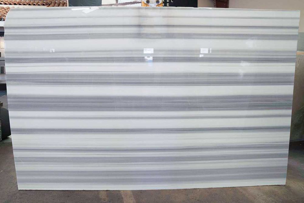 Marmura alba debitata la dimensiune