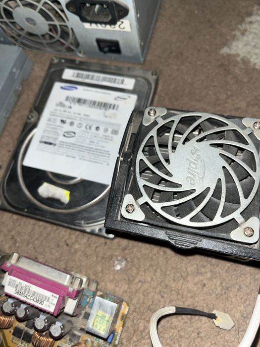 Vand piese de calculataore