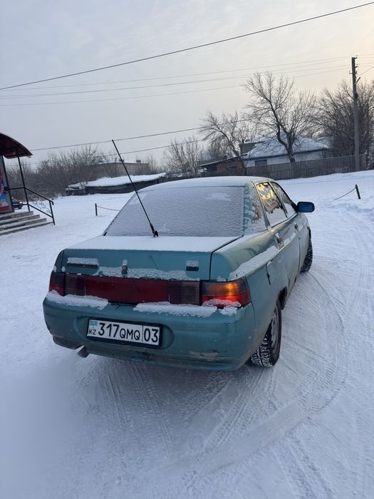 Машина ваз 2110 на полном ходу