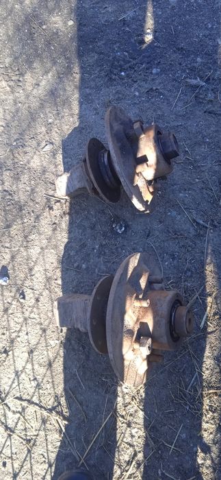 Vind doi butuci pe șase găuri