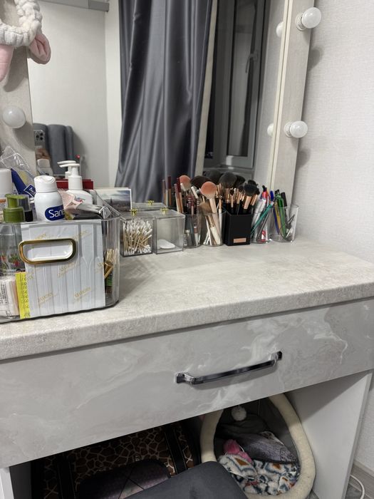 Продается макияжный стол, трюмо с лампочками